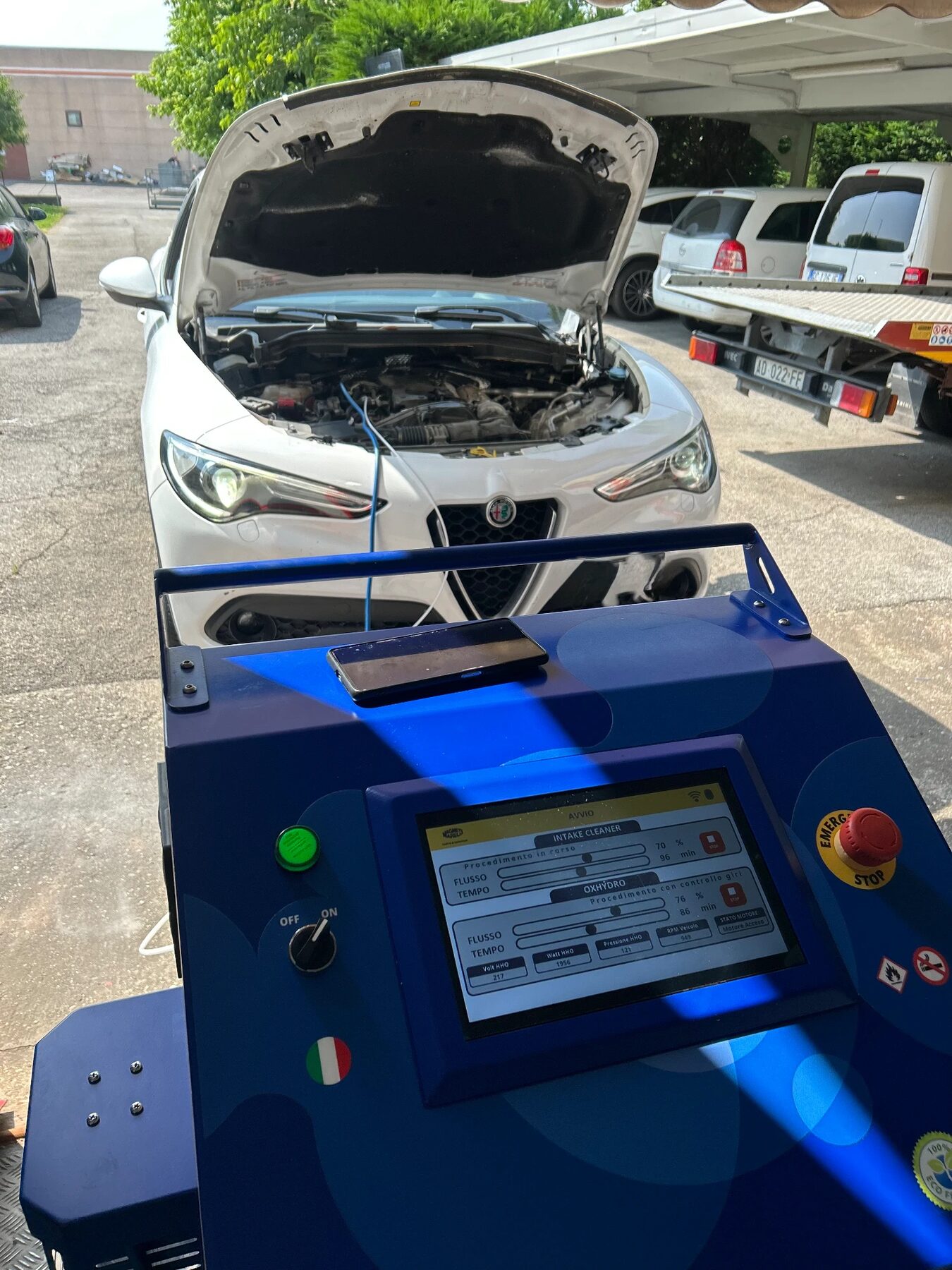 Trattamento di decarbonizzazione OXHYDRO+ in corso su un'Alfa Romeo Stelvio