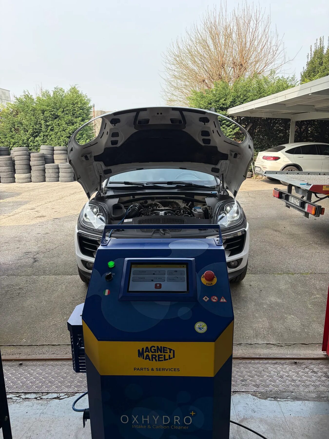 Macchinario Magneti Marelli OXHYDRO+ collegato a un SUV per la decarbonizzazione del motore