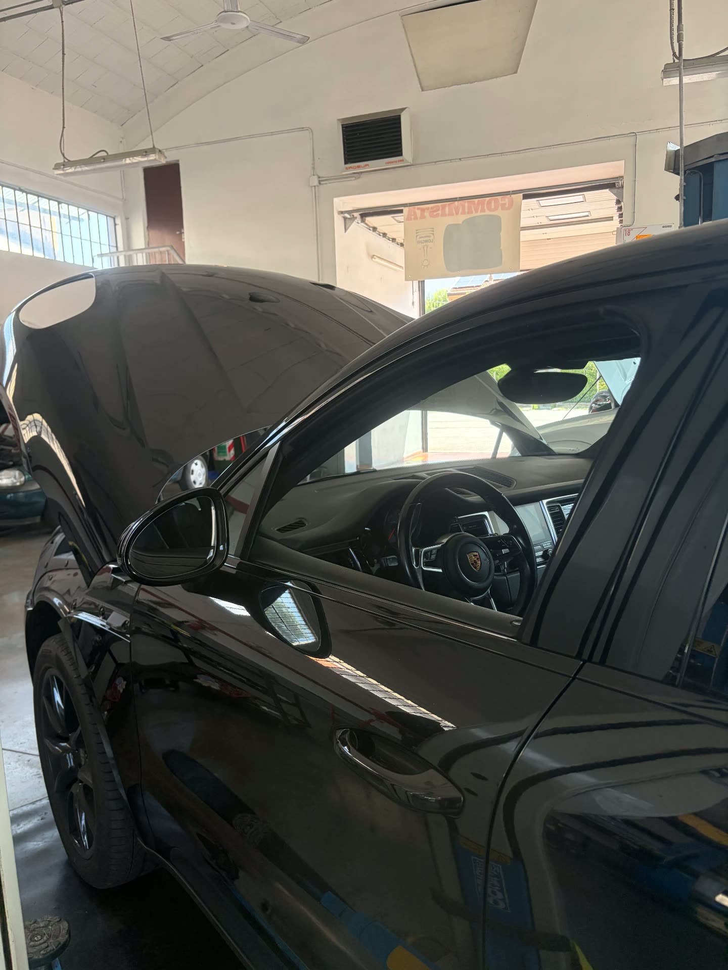 Servizio pneumatici su una Porsche Macan presso l'Autofficina Longhi & Gomme