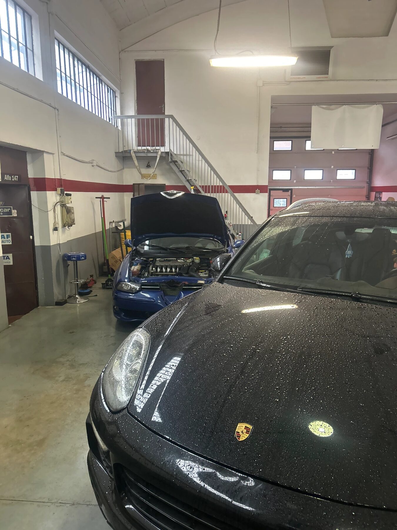 Veicoli in attesa di intervento nell'officina di Ostiglia