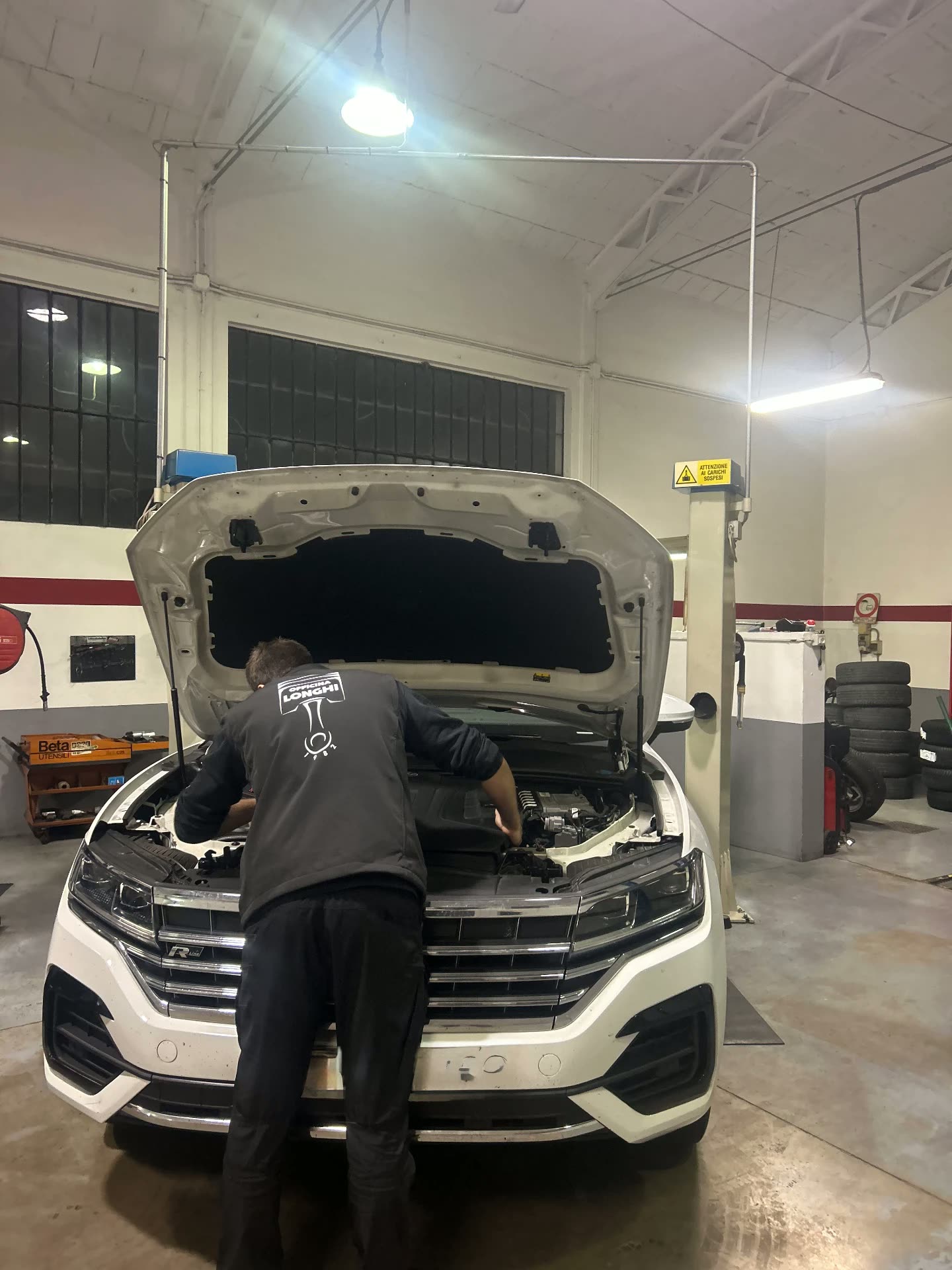 Diagnosi elettronica in corso su un Volkswagen Touareg nell'officina di Ostiglia