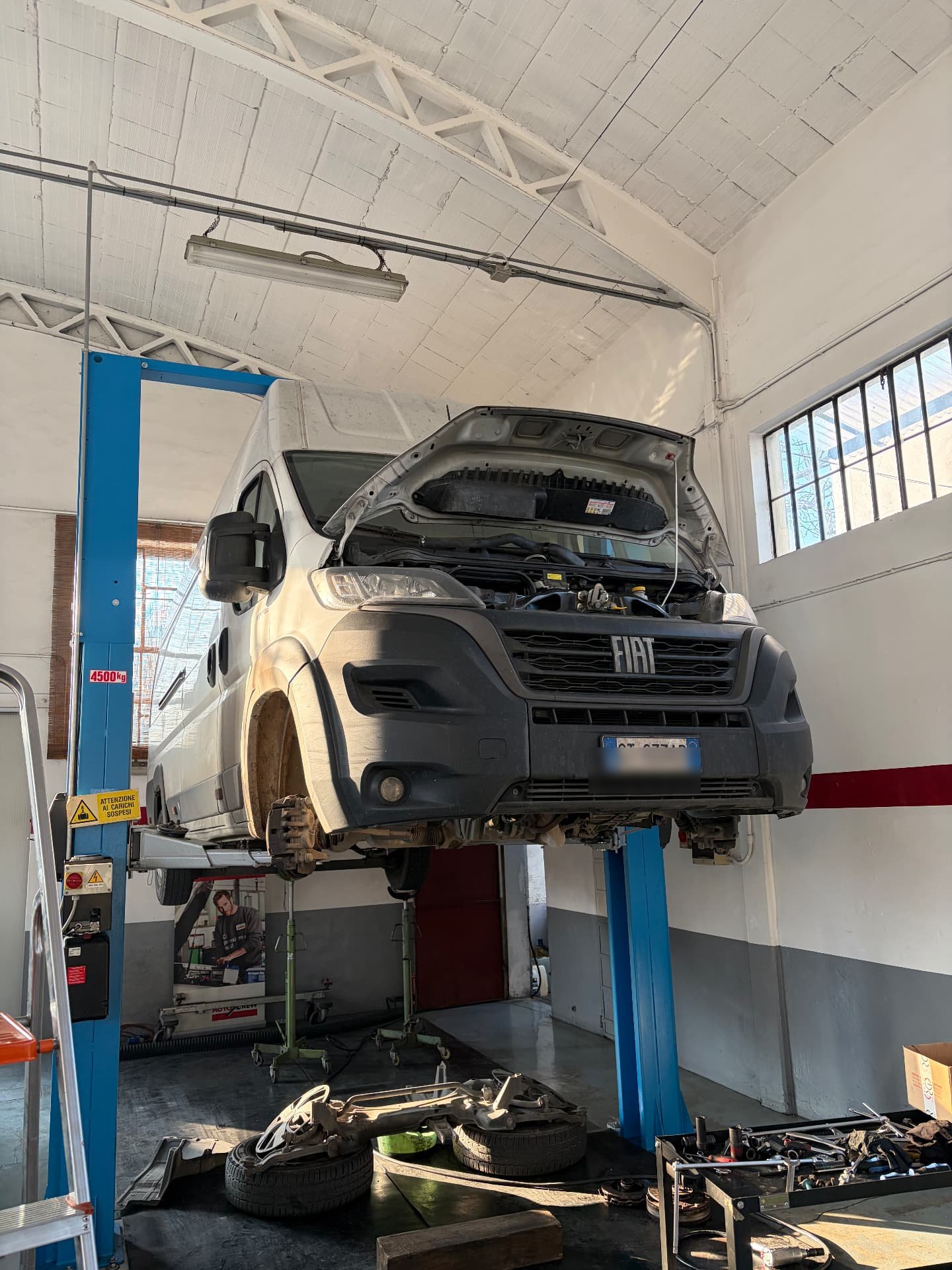 Furgone Fiat Ducato in lavorazione sul ponte per intervento di manutenzione