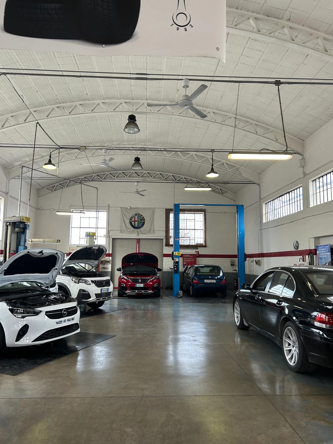 Officina meccanica Longhi a Ostiglia con più veicoli in lavorazione