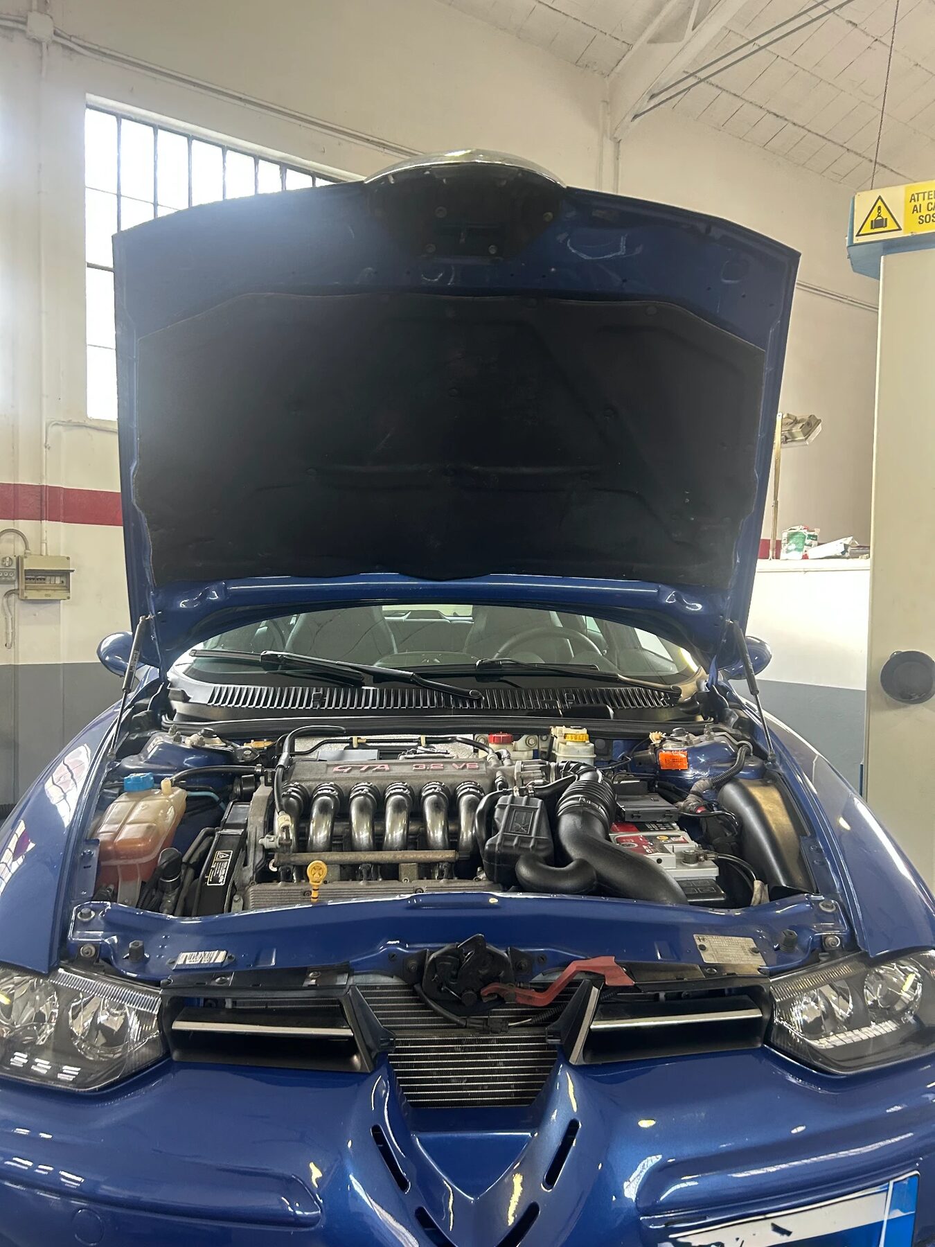 Vano motore di un'Alfa Romeo GTA 3.2 V6 in lavorazione in officina